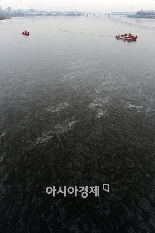 [포토]수난구조대, 한강 얼음 분쇄 작업