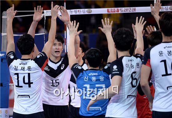 [포토]문성민, '7연승 하이파이브'