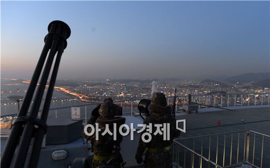 수도방위사령부 소속 방공여단은 서울 도심 고층건물 옥상에 자리 잡고 있다. 옥상에는 태풍과 맞먹는 40㎧ 정도의 매서운 칼날 바람이 분다.
