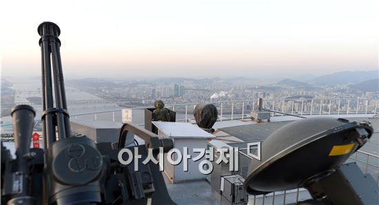 수도방위사령부 소속 방공여단은 서울 도심 고층건물 옥상에 자리 잡고 있다. 옥상에는 태풍과 맞먹는 40㎧ 정도의 매서운 칼날 바람이 분다.
