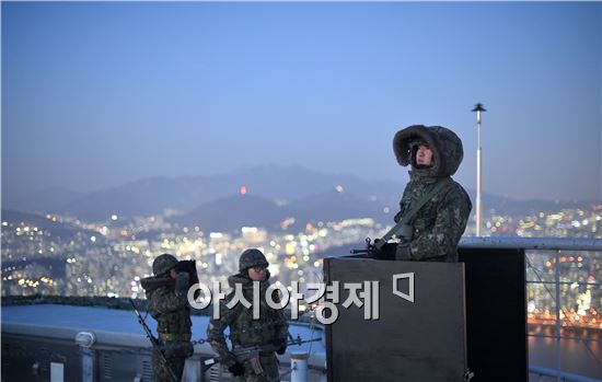 수도방위사령부 소속 방공여단은 서울 도심 고층건물 옥상에 자리 잡고 있다. 옥상에는 태풍과 맞먹는 40㎧ 정도의 매서운 칼날 바람이 분다.