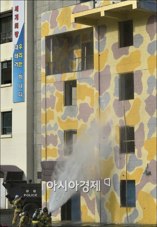 [포토]소방구조대, 화재진압훈련