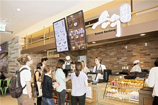 인천공항 푸드엠파이어에서 고객들이 식사를 주문하는 모습