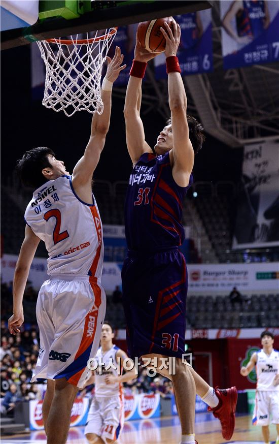 [포토]장재석, '1쿼터부터 인유어페이스 덩크 작렬'