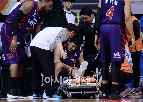 [포토]들것에 실려 나가는 오리온 김동욱