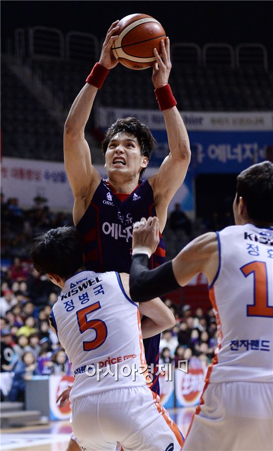 [포토]골밑슛 시도하는 장재석