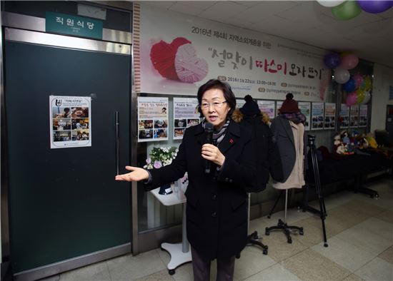 [포토]강남구, 홀몸어르신 돕기 모자 뜨개질 