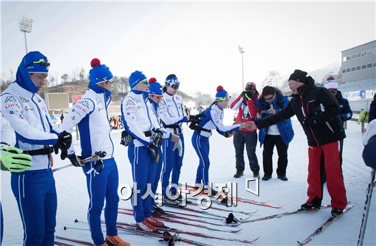 신동빈 대학스키협회 회장(맨 오른쪽)이 22일 알파인 경기장을 찾아 스키 국가대표 선수들을 격려하고 있다, 