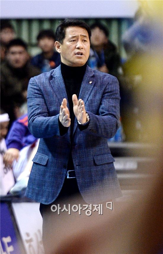 [포토]박수치는 추일승 감독