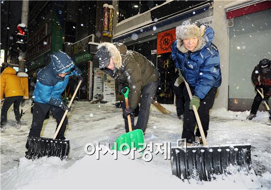 [포토]제설작업하고 있는 윤장현 광주시장