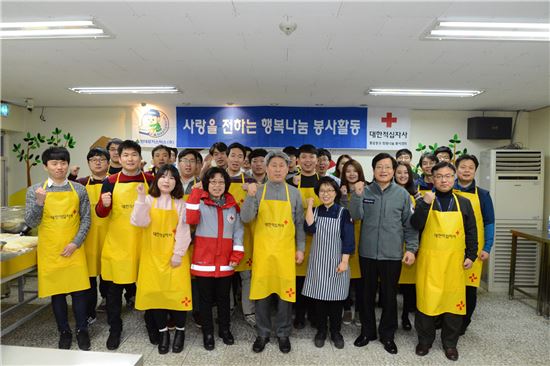 이재복 현대로지스틱스 대표(앞줄 왼쪽에서 다섯 번째)와 현대로지스틱스 직원들은 대한적십자사 종로·중구 희망나눔봉사센터에서 자원봉사 후 기념사진 촬영을 하고 있다.