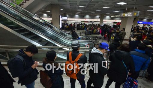 [포토]제주공항 재개에 북적이는 김포공항 