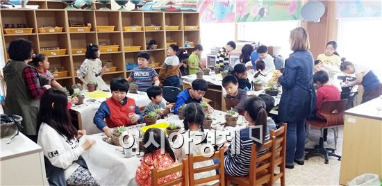 장흥군(군수 김성)은 지역 유치원과 어린이집 등 미취학 아동을 대상으로 올바른 식습관 형성 및 원만한 성장발달을 위하여 ‘어린이 튼튼, 영양건강교실’을 운영한다.
