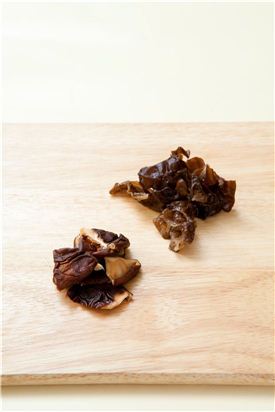 1. 표고버섯, 목이버섯은 찬물에 불려 먹기 좋은 크기로 썬다.
