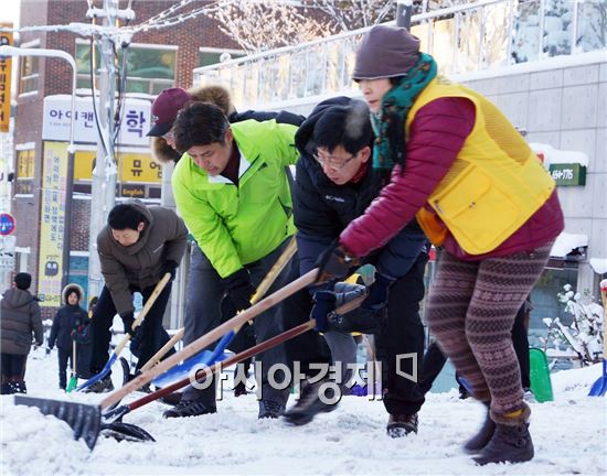 서정성 광주남구 예비후보, “주민들과 함께 제설작업 구슬땀”