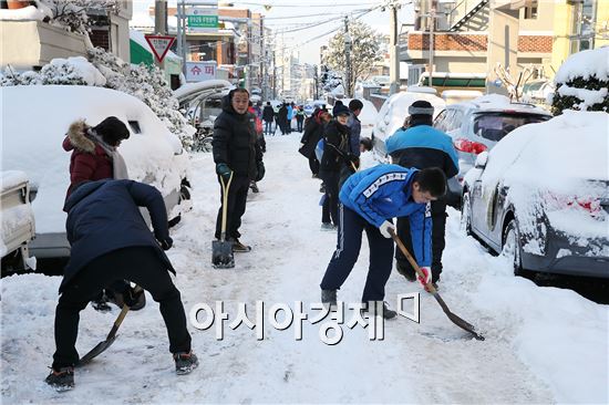[포토]광주동구 전 공직자·주민 제설작업에 ‘구슬땀’  