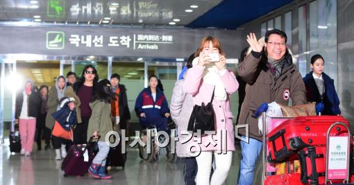 [포토]제주도 탈출에 함박웃음 