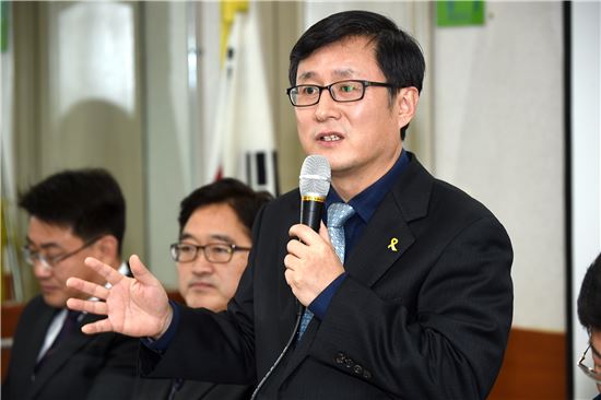 김성환 구청장이 25일 오후 2시 하계1동 주민센터에서 열린 신년인사회에서 참석한 지역주민에게 지역현안 사항에 대해 답변을 하고 있다.
  