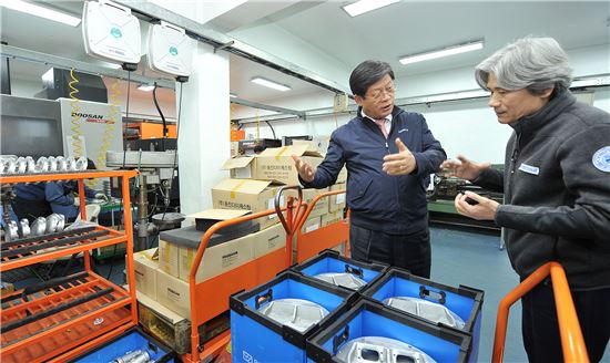 김재홍 KOTRA 사장이 25일 유양산전의 제조 현장을 둘러보고 있다.