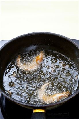 2. 170℃의 튀김기름에 새우를 껍질째 넣어 바삭하게 튀긴다.