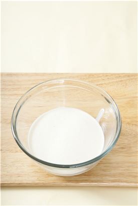 3. 튀김가루에 물을 3/4컵 정도 넣어 걸쭉하게 반죽한다. 