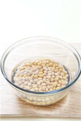 1. 흰 콩은 잡티를 골라내고 씻은 다음 물에 담가 2시간정도 불린다.
