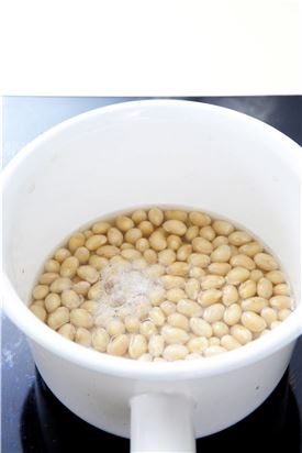 2. 냄비에 불린 콩과 물을 넣어 끓인다.