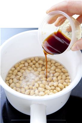 3. 콩이 잘 익으면 나머지 조림장을 넣어 끓인다.
