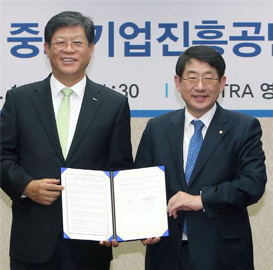 임채운 중소기업진흥공단 이사장(오른쪽)과 김재홍 KOTRA사장이 26일 업무협약을 체결하고 기념사진을 촬영하고 있다.