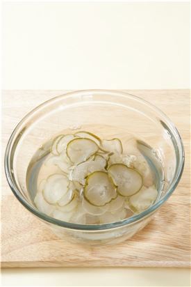 2. 볼에 물 2컵과 식초, 설탕을 넣고 오이지 소금 간 정도에 따라 소금을 가미한다. 