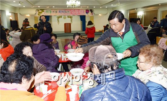 [포토]최영호 남구청장, 다문화가족에게 떡국 배식봉사