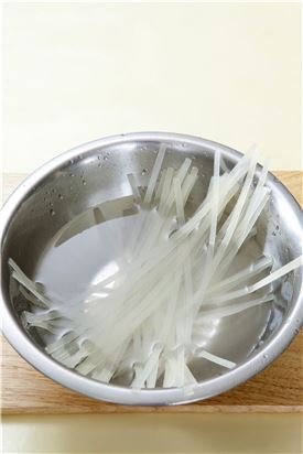 4. 쌀국수는 찬물에 10분 정도 불려 끓는 물에 데쳐서 건져 그릇에 담고 닭고기 국물을 붓는다.