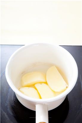 1. 감자는 껍질을 벗겨 반으로 잘라 물 1컵에 소금을 넣어 감자가 푹 익도록 삶아서 건진다.
(Tip 감자는 비닐에 넣어서 전자레인지에서 2분 정도 익혀도 된다.)