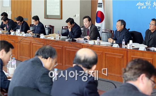 이낙연 전남지사가 26일 오전 도청 서재필실에서 17개 도 출연기관 업무보고회를 주재하고 있다. 사진제공=전남도