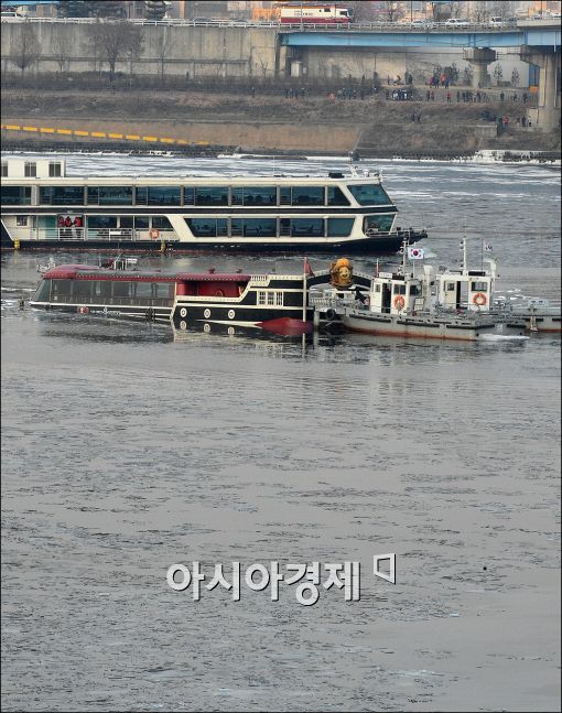 [포토]침수된 유람선 긴급 예인