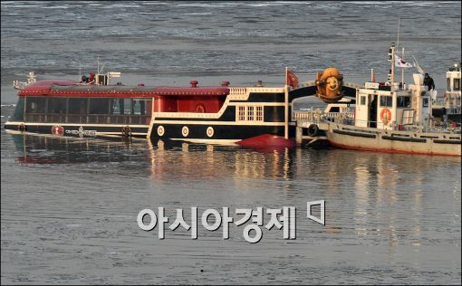 [포토]침몰중인 한강유람선