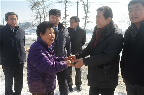 최원병 농협중앙회장(사진 오른쪽 두번째)은 26일 전라북도 정읍시 신태인읍 일대 폭설 피해 농가를 찾아 농업인과 만나 위로하고 있다.