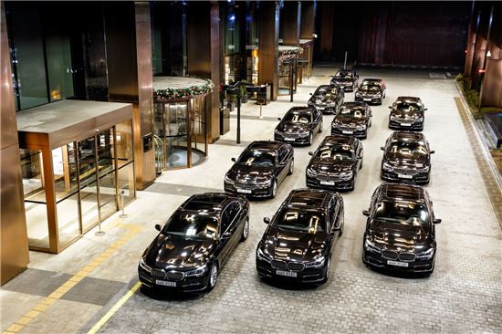 고객 리무진 서비스를 위해 호텔에 공급된 BMW 뉴 7시리즈 차량들이 입구에 주차돼 고객들을 기다리고 있다.   