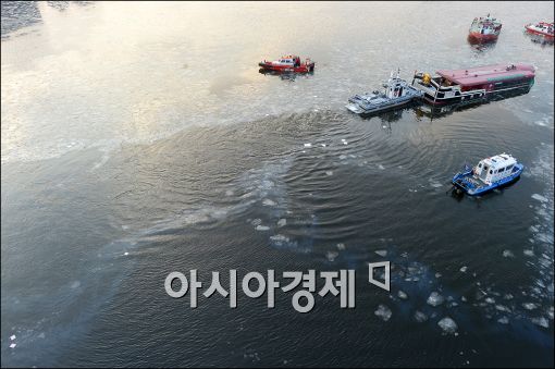 [포토]한강유람선 침수, 기름 유출