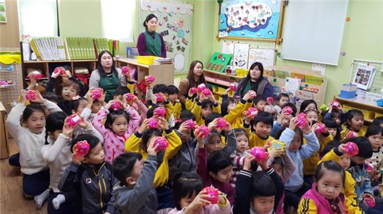성북구어린이집 유치원생들의 돼지저금통 기부 