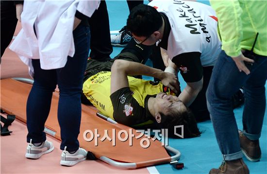 [포토]코트에 쓰러진 이민규