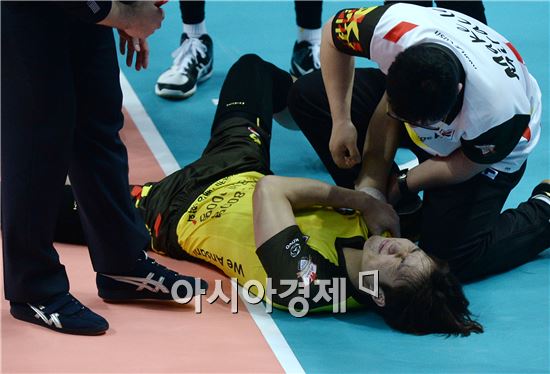 [포토]이민규, '어깨가 너무 아파요'