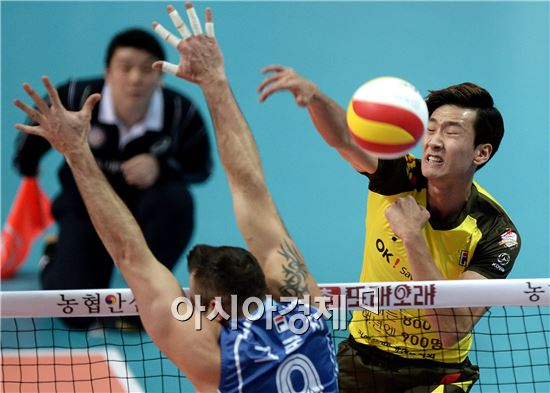 [포토]송명근, '터치아웃 작전이야'