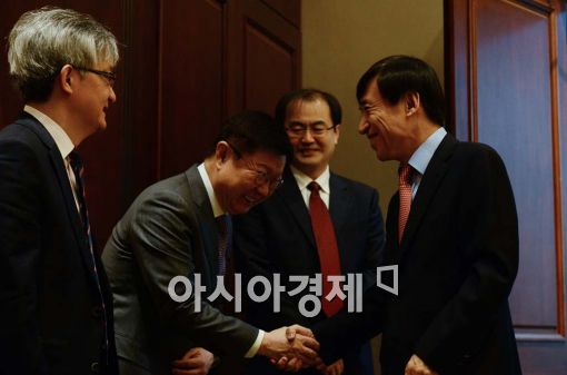 [포토]참석자들과 인사 나누는 이주열 총재 