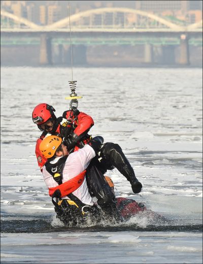 [포토]서울소방재난본부, 혹한기 내수면 수난사고 대비 훈련