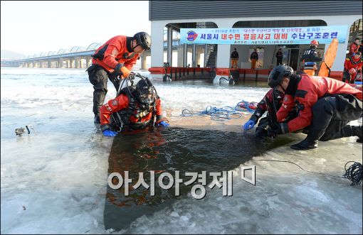 [포토]서울시 소방재난본부, 얼음사고 대비 구조훈련