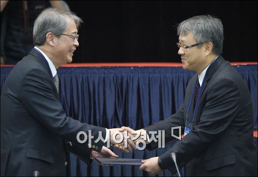 [포토]임명장 받는 장범식 금발심 신임 위원장