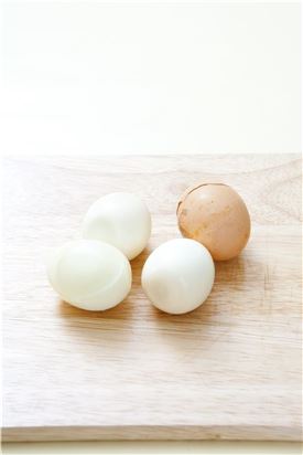 2. 냄비에 물을 붓고 소금을 약간 넣은 후 달걀을 넣어 13분 정도 삶아서 찬물에 헹구어 껍질을 벗긴다.
(Tip 끓는 물에 달걀을 넣을 때에는 달걀이 깨지지 않도록 조심히 넣고 시간을 줄여서 삶는다.)
