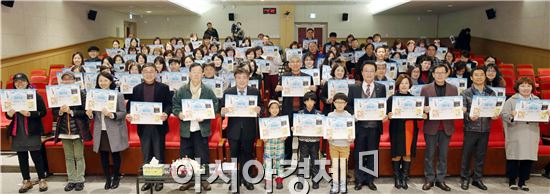 전남도립도서관은 27일 오후 다목적 강당에서 올 한해 도민이 함께 읽고, 쓰고, 토론하기 등 독후 활동을 할 올해의 책 ‘물에 잠긴 아버지(한승원 지음), 지적 대화를 위한 넓고 얕은 지식(채사장 지음), 개 같은 날은 없다(이옥수 지음), 기호 3번 안석뽕(진형민 지음) 등 4권을 선정해 이를 도민에게 알리는 2016 올해의 책 선포식을 가졌다. 사진제공=전남도