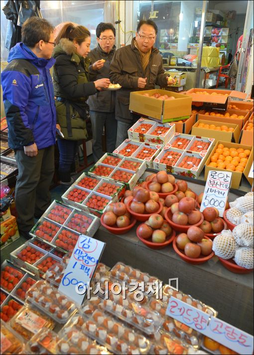 [포토]설 물가 점검 나선 유일호 경제부총리